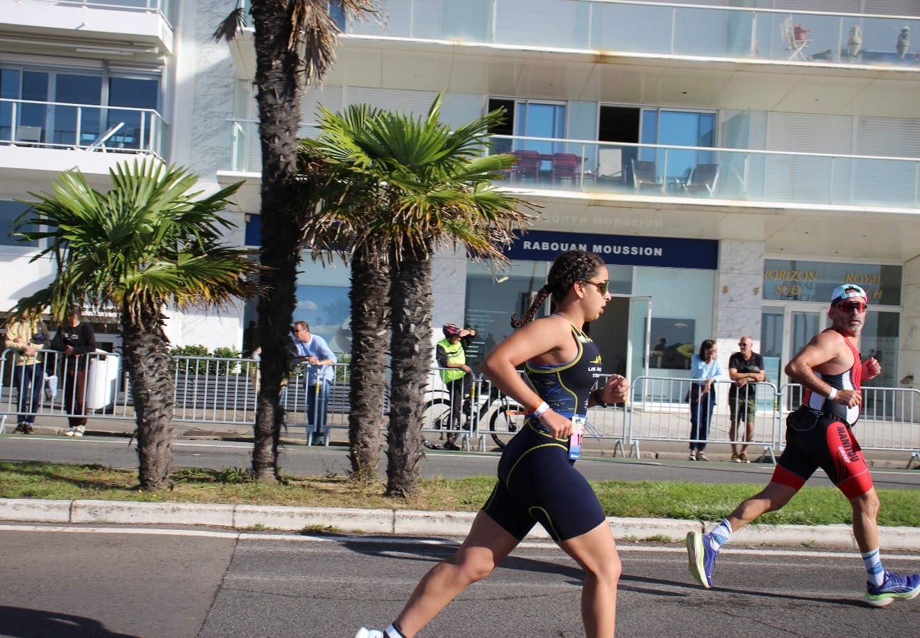 En course à pied en bord de mer