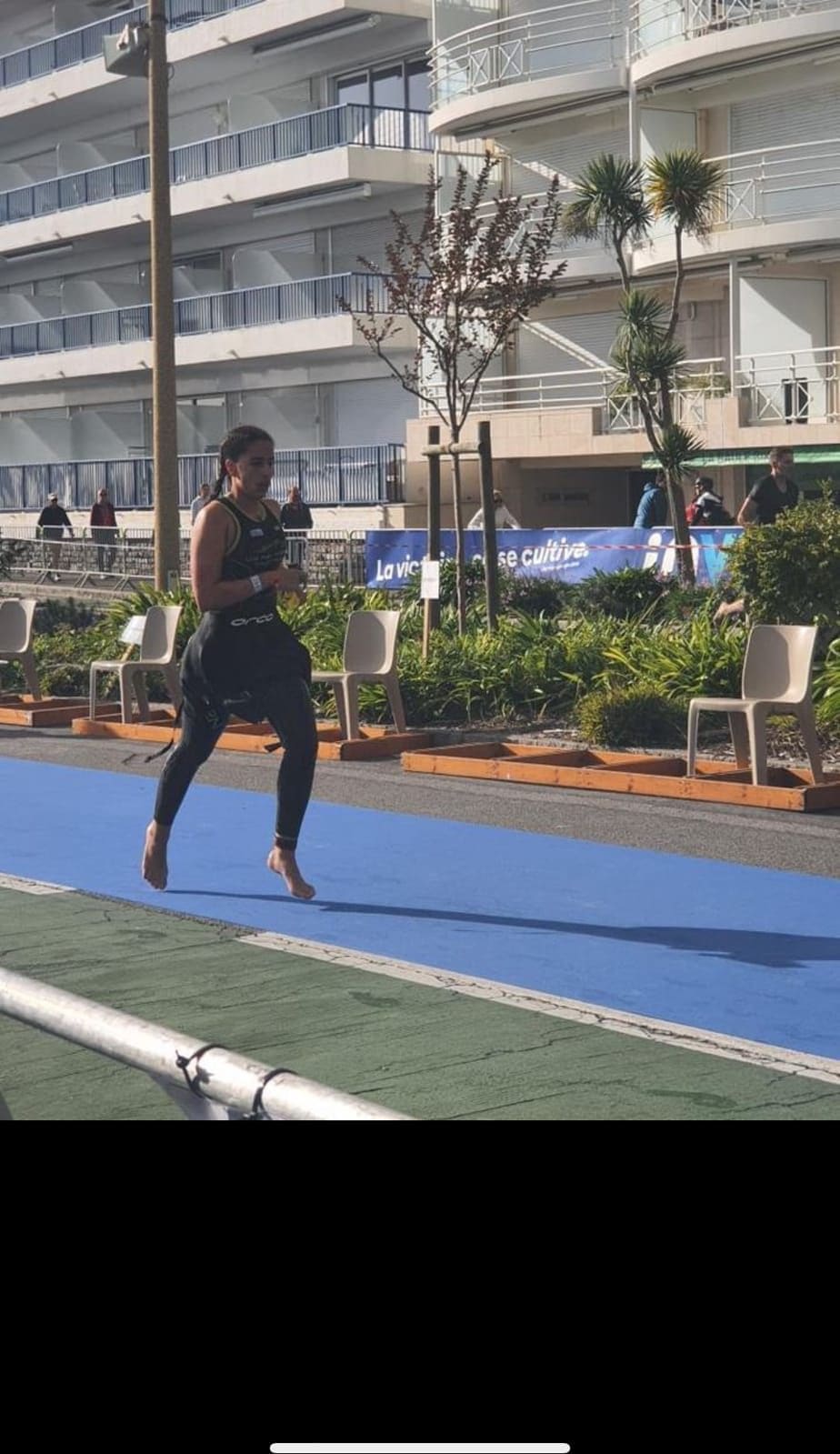 Course à pied sur le tapis bleu