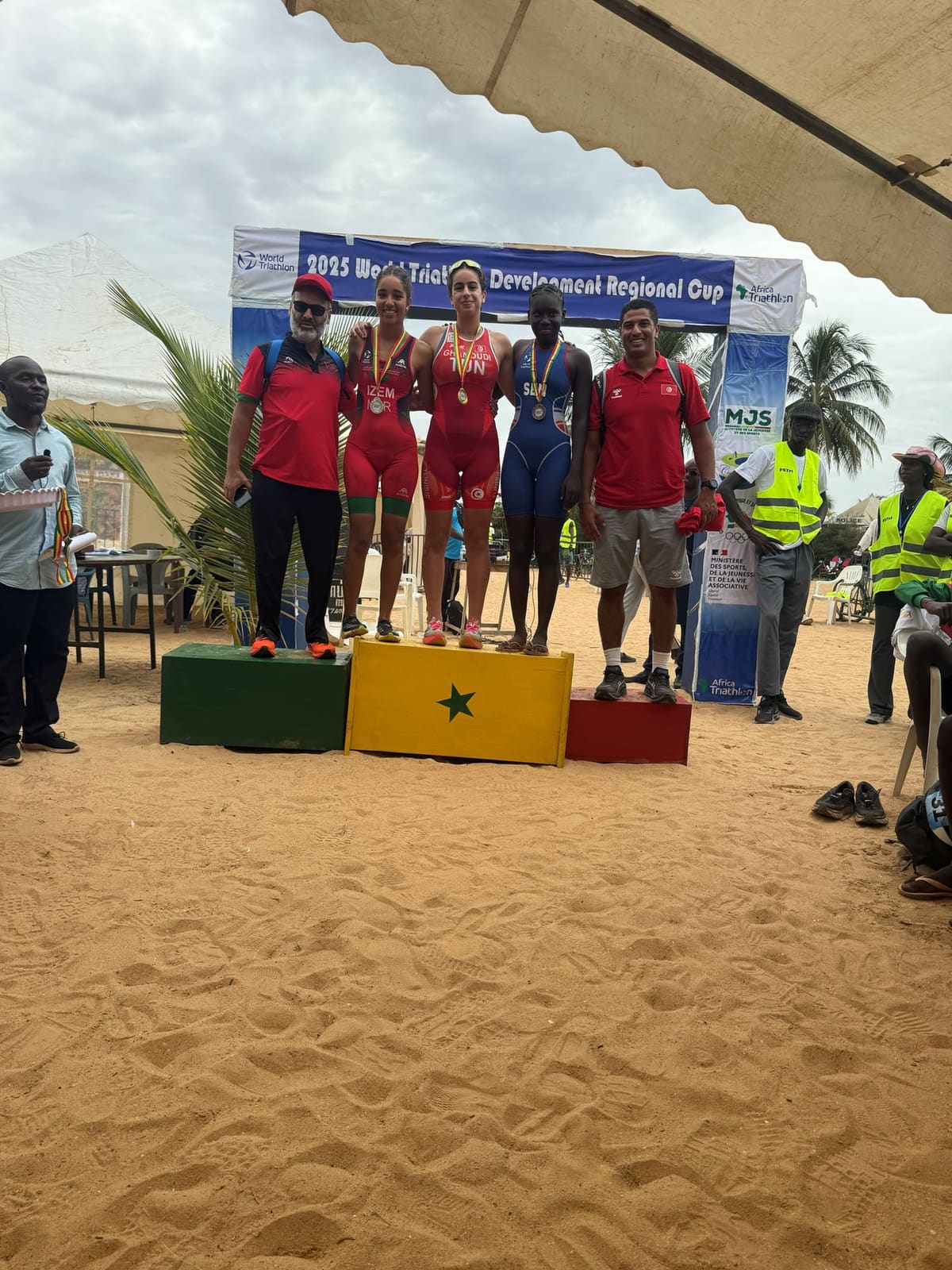 Podium au Sénégal avec les officiels