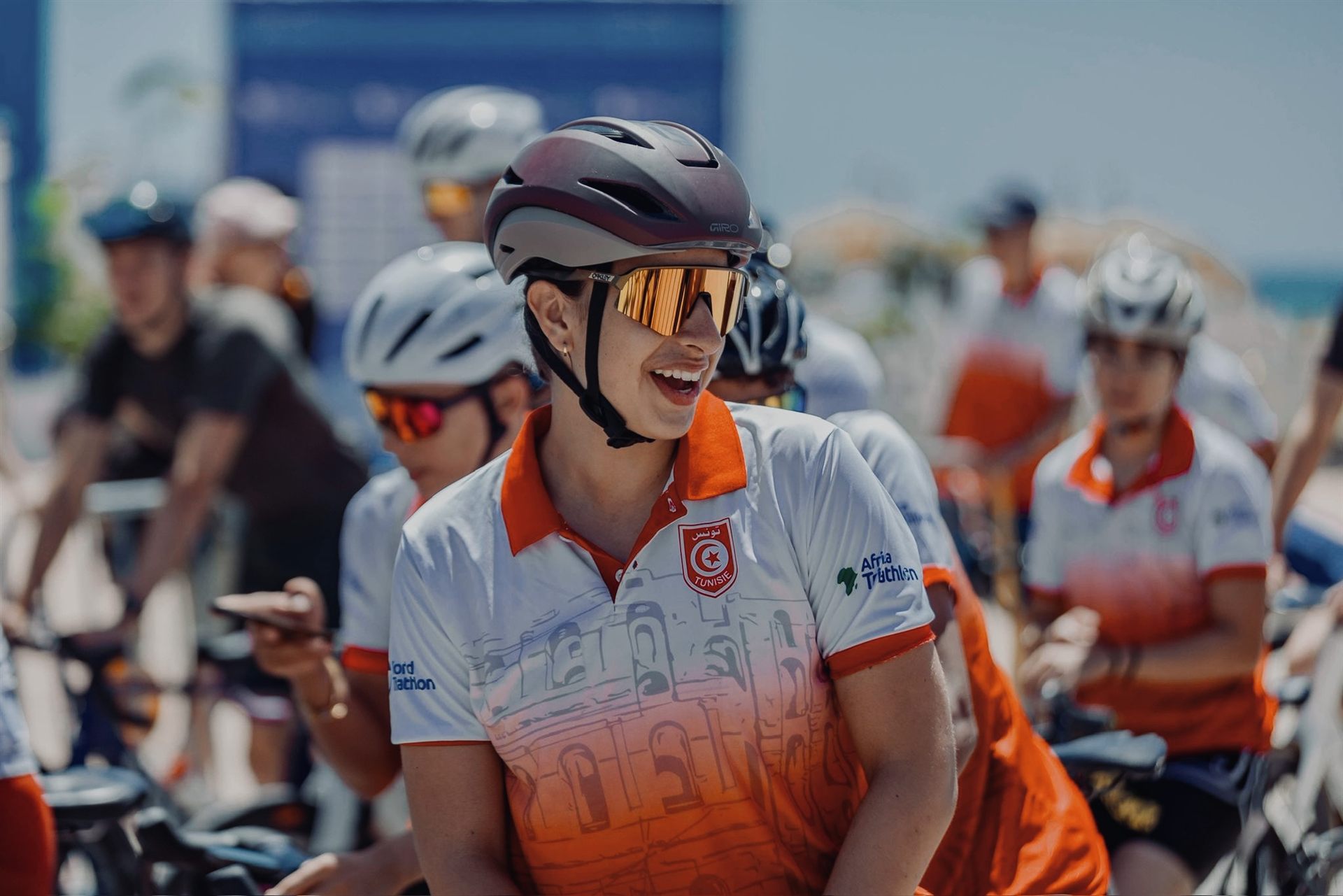 Elissa Ghannoudi souriante, casque et lunettes, avant le départ